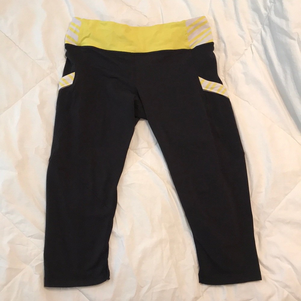 Black Lulu lemon crop leggings